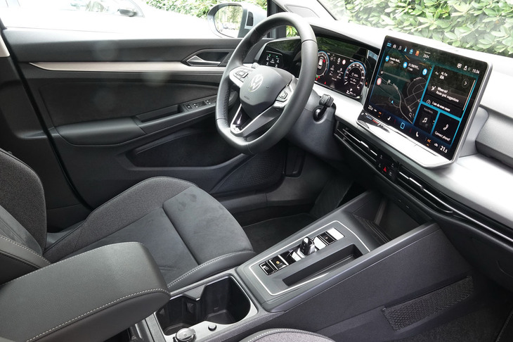 ドライバー側に向けて角度がつけられた12.9インチサイズの大型タッチディスプレイが目を引くコックピット。ディスプレイ下部に、エアコンの温度設定や音量設定用のバックライト付きタッチスライダーバーが配置されている。