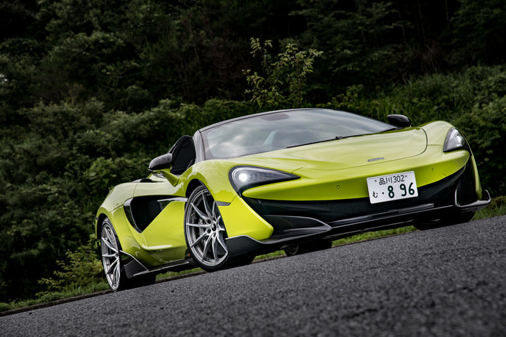 「570」系のモデルとは明らかに異なる専用デザインのフロントリップは、空力性能の向上に加え、エンジンの冷却効率の改善にも寄与。ドア後方のサイドエアインテークも大型化されている。