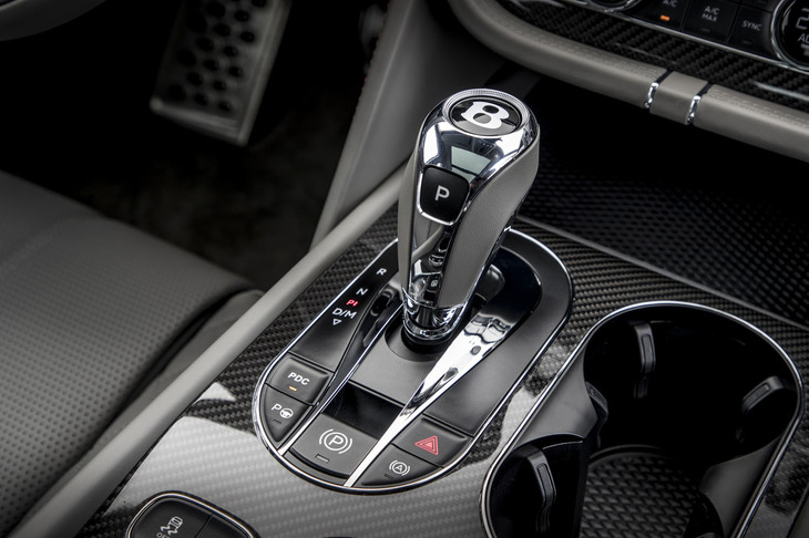 トランスミッションはZF製の8段AT。4WDシステムの駆動力配分は前40：後ろ60。