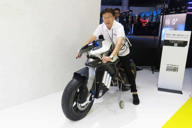 もちろん「MOTORiD」はバイクなので、またがって普通に走ることも可能。記者もまたがらせていただいたが、さすがに走るのは「ダメです」とのことだった。