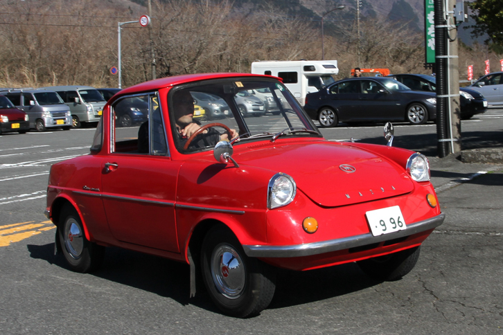 「マツダR360クーペ」。1960年に誕生したマツダ初の乗用車。