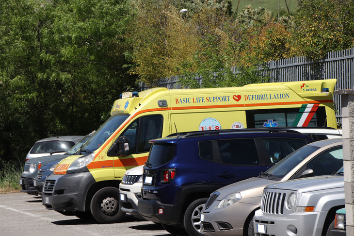 「フィアット・ドゥカート」をベースにした救急車が整備ブースに。この2カ月で何人の命を救っただろうか。