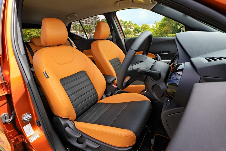 「X ツートーンインテリアエディション」の前席はヒーター付き。表皮には合成皮革が採用されている。