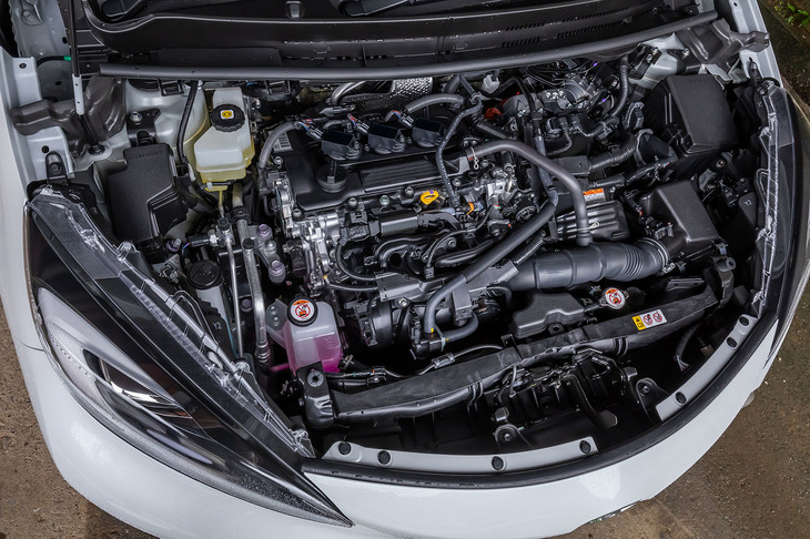 新型「アクア」のFWD車は最高出力91PS、最大トルク120N・mの1.5リッター直3エンジンに、最高出力80PS、最大トルク141N・mの電気モーターを組み合わせたハイブリッドパワーユニットを搭載。「Z」グレードの燃費値は、WLTCモードが33.6km/リッターと発表されている。