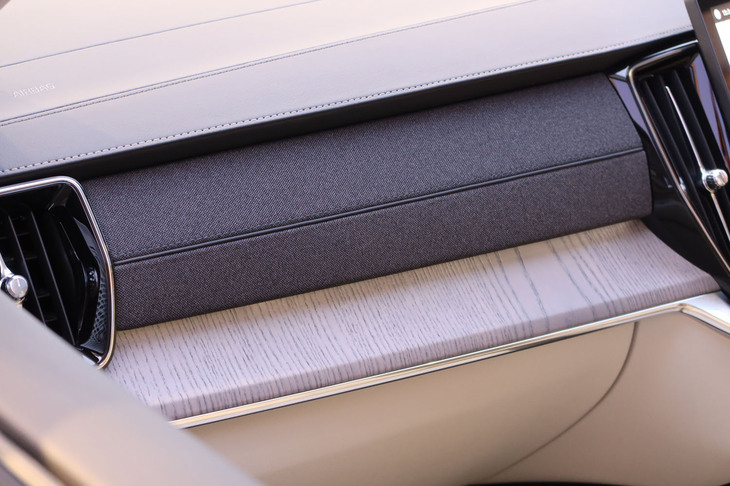 ボルボXC90 T8 AWDプラグインハイブリッド（助手席前方のパネル）