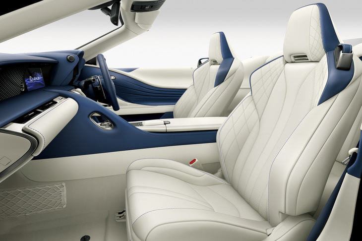 新色「ブルー＆ホワイト」で仕立てられた「LC500コンバーチブル」のインテリア。