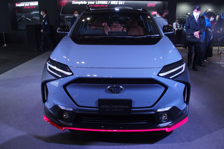 新型BEV「ソルテラ」をベースに、チェリーレッドのアンダースポイラーやルーフエンドスポイラーなど、スポーティーな走りのイメージをエクステリアに付加した「ソルテラSTIコンセプト」。