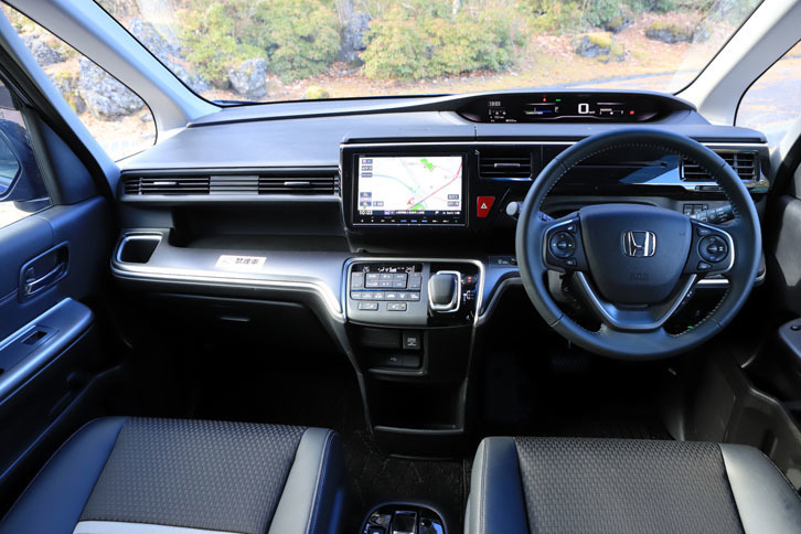 Aピラーを分割して設けた三角窓や、薄型のメーターパネルの採用によって実現した、前方視界の良さも魅力のひとつだ。