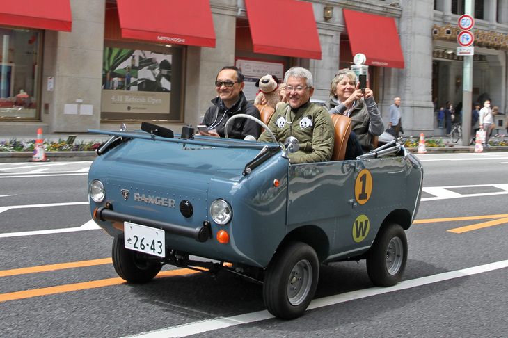江戸桜通りから日本橋に向かって中央通りを走る1967年「フェルヴェス・レンジャー」。遊園地の豆自動車のように愛らしく、楽しげな姿の正体は、2代目「フィアット500」のコンポーネンツを流用したイタリア製ミニオフローダー。