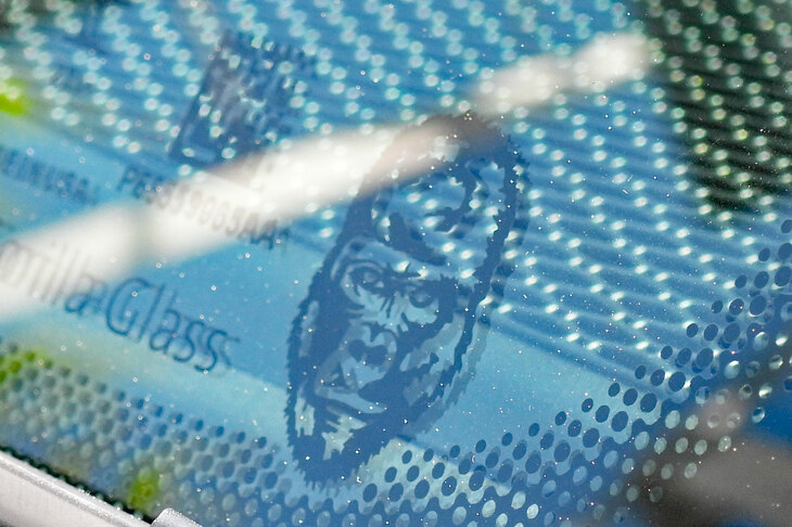 ジープ・ラングラー アンリミテッド サハラ（「ゴリラガラス」のロゴ）