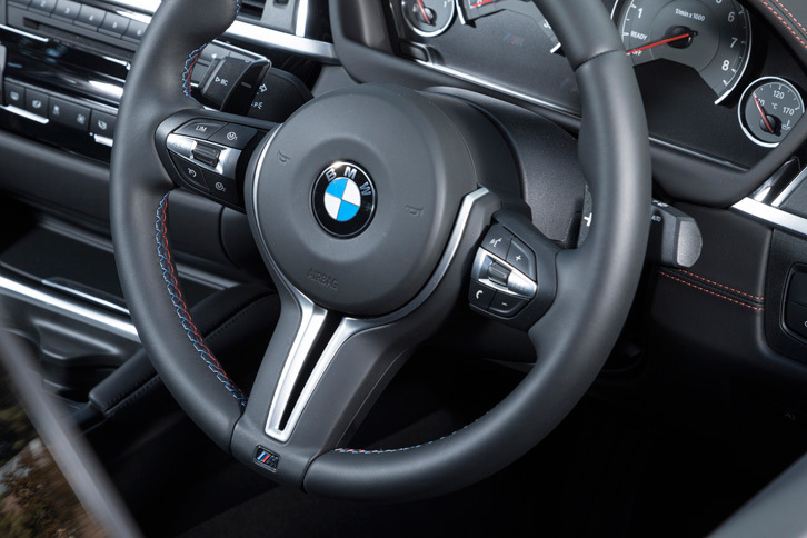 「M3セダン コンペティション」では、ドライバーが作成したセッティングを2つまで登録することが可能。ステアリングホイールに備わる2つの「Mドライブ」ボタンを押すことで、瞬時にそのセッティングを呼び出すことができる。