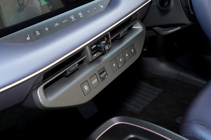 シフトセレクターはプッシュボタン式。360°カメラの起動ボタンなども押しやすい位置にある。