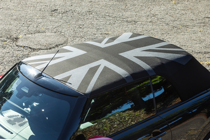 ソフトトップはブラックのみの設定。オプションのMINIユアーズソフトトップを選ぶと、ご覧のように大きなユニオンジャックが織り込まれる。