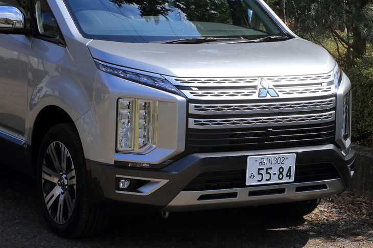 マイナーチェンジ後の「デリカD：5」のフロントマスク。灯火類もグリルもバンパーも、直線基調のカクカクとしたデザインをしている。（写真＝荒川正幸）