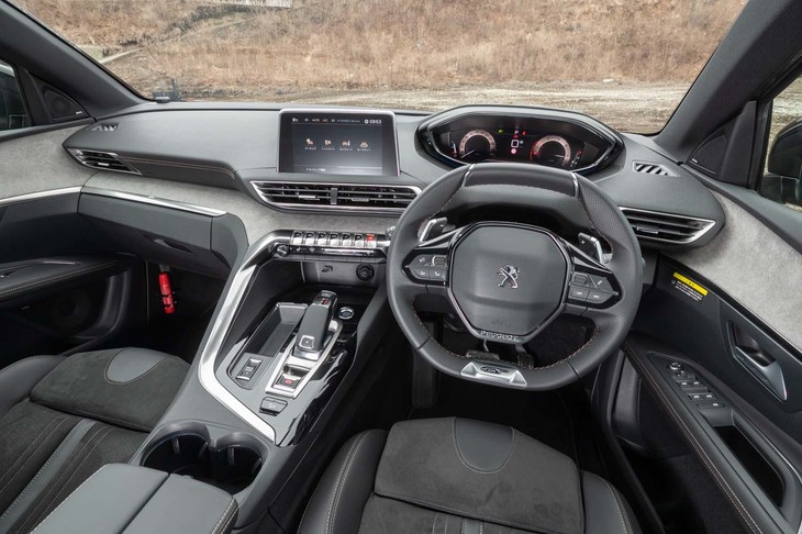 コックピットまわりでは液晶タイプのメーターパネルがより高精細になったほか、センターコンソールの前端にスマートフォンの無接点充電器が備わった。