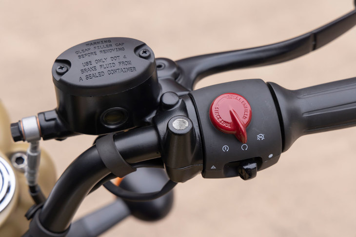 機能がシンプルなので、スイッチボックスもいたって簡素。イグニッションはキーを回して始動し、写真の赤いレバーを左にひねるとエンジンがスタートする。