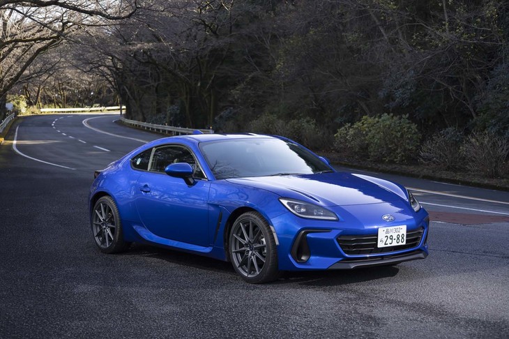 【スバルBRZ Sのスペック】
	ボディーサイズ：全長×全幅×全高＝4265×1775×1310mm／ホイールベース：2575mm／車重：1290kg／駆動方式：FR／エンジン：2.4リッター水平対向4 DOHC 16バルブ／トランスミッション：6段AT／最高出力：235PS（173kW）/7000rpm／最大トルク：250N・m（25.5kgf・m）/3700rpm／タイヤ：（前）215/40R18 85Y／（後）215/40R18 85Y（ミシュラン・パイロットスポーツ4）／燃費：11.7km/リッター（WLTCモード）／価格：343万2000円
	
	【取材時の燃費データ】
	テスト距離：256.9km（市街地1：高速道路7：山岳路2）／使用燃料：28.2リッター（ハイオクガソリン）／参考燃費：9.1km/リッター（満タン法）／9.9km/リッター（車載燃費計計測値）