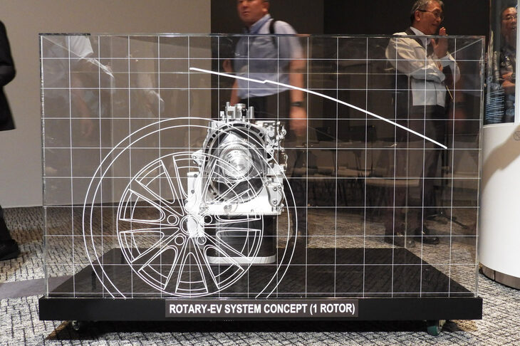 1ローターのロータリーエンジンを用いた「ロータリーEVシステムコンセプト（1ローター）」。ロータリーエンジンそのものについては、今後も「MX-30」で実用化した「8C」型に磨きをかけていくとのことだ。