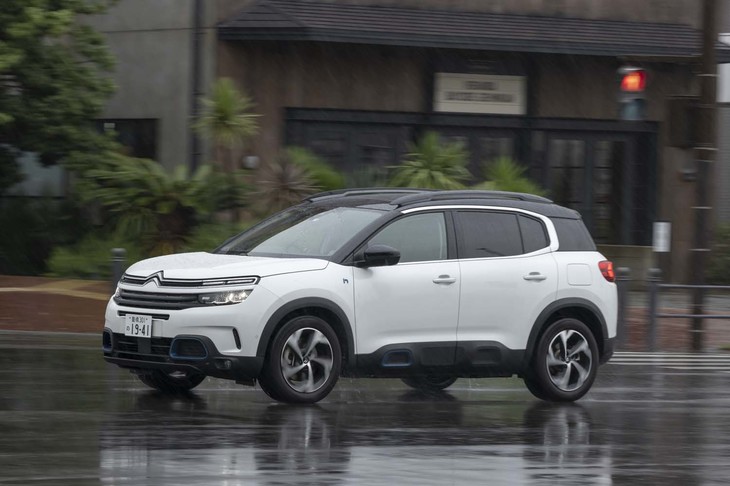 駆動用リチウムイオンバッテリーの容量は13.2kWh。バッテリーのみでの最大航続可能距離は65.0kmと公表されている。