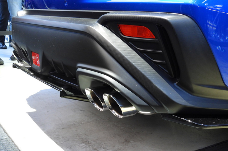 クリスタルブラック・シリカ塗装が施された「STIリアアンダーディフューザー」から、「STI製低圧損パフォーマンスマフラー＆エキゾーストパイプ」が顔をのぞかせる。