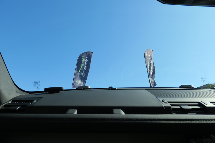 同乗する説明員氏に撮影していただいた、フロントウィンドウからのながめ。山の頂上付近では、前に見えるのは青い空と青いのぼり旗だけ。こうしたシチュエーションでは、3Dサラウンドカメラの「ClearSightグラウンドビュー」機能が役に立つ（詳しくは後述）。