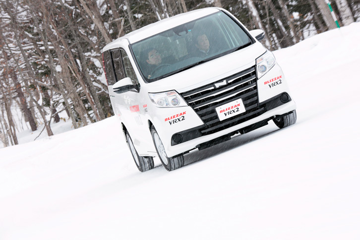 「ブリザックVRX2」では、耐摩耗性能が22％、静粛性が31％、従来品の「VRX」より、それぞれ向上している。