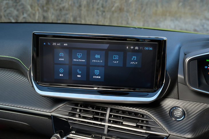 10インチのセンタースクリーンはグイっとドライバー側に向けてレイアウトされる。マップデータは備わっておらず、ナビゲーションの利用はスマートフォンの接続が前提だ。