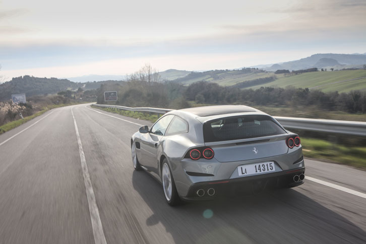 磁性流体式SCM-Eダンパーコントロールシステムは、V12モデルと同型を搭載している。ただし乗り心地は全般的に硬めな印象だ。