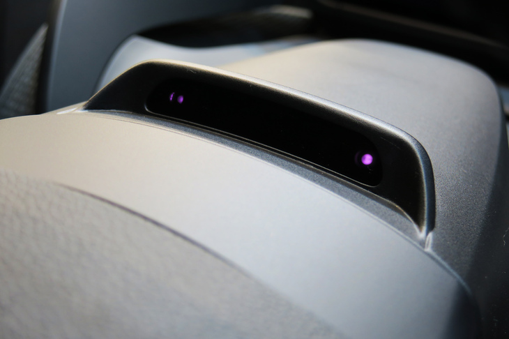 ステアリングコラムに備わるドライバーモニタリングシステムのセンサー。