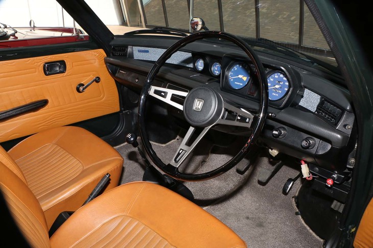 「シビック」の水平基調の実用的なコクピット。トランスミッションは、4段MTだ。