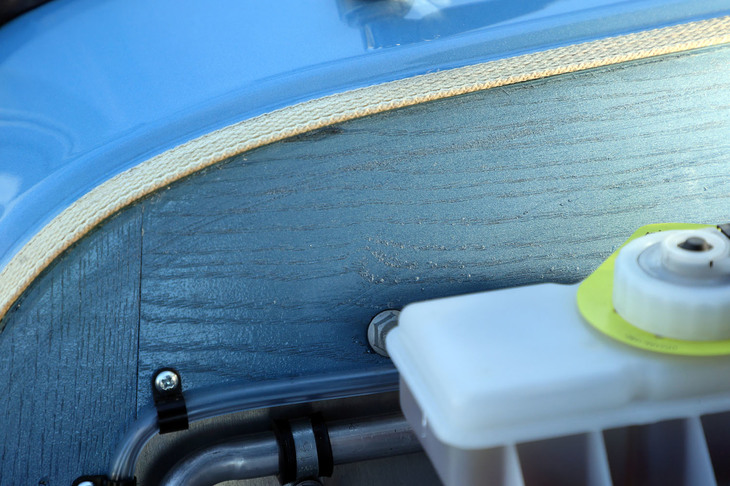 車体の一部にウッドを用いるのもモーガンのクルマづくりの伝統。過去のモデルほどわかりやすくはないが、「プラスフォー」でもフロントバルクヘッドなどに“木目”を確認できる。