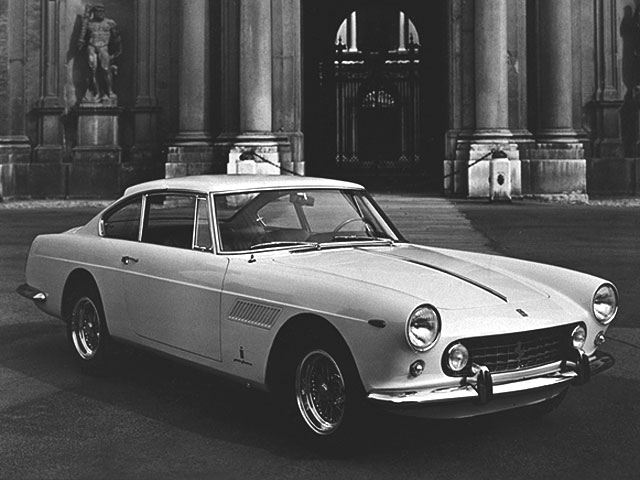「フェラーリ250GTE」
	1953年から1964年まで製造された250シリーズの2+2モデル。3リッターV12 エンジンを搭載するが、最高出力は240馬力と控えめ。4人乗れるフェラーリは初めてで、人気モデルとなった。