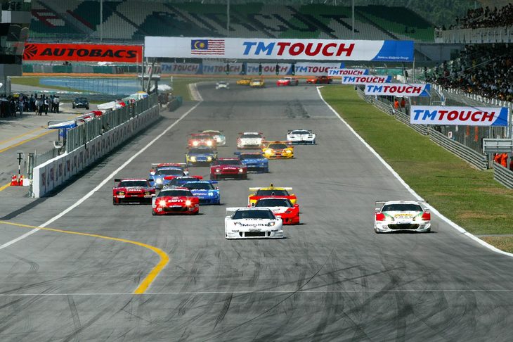 2002年にマレーシアのセパン国際サーキットで開催された、全日本GT選手権第4戦の様子。JGTCのシリーズ戦に海外戦が正式に組み込まれたのは、これが初のことだった。