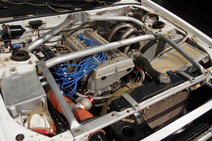 縦横に張り巡らされた補強材が目を引く、「トヨタ・セリカ ツインカムターボ」（1985年）のエンジンルーム。「4T-GTE」ユニットがベースのエンジンは、2090ccの排気量から最高出力326psを発生。