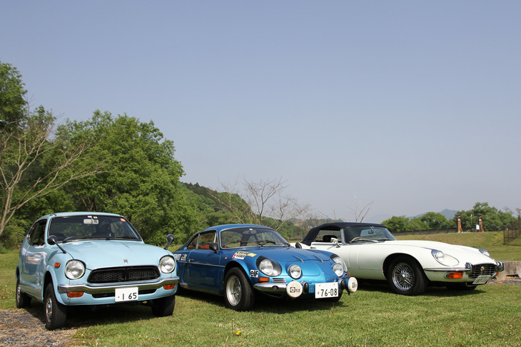右から1973年「ホンダZ」、1975年「アルピーヌA110」、そして1973年「ジャガーEタイプ Sr3」。サイズも生産国も異なる3台が仲良く並んだ、ある意味このイベントを象徴するカット。