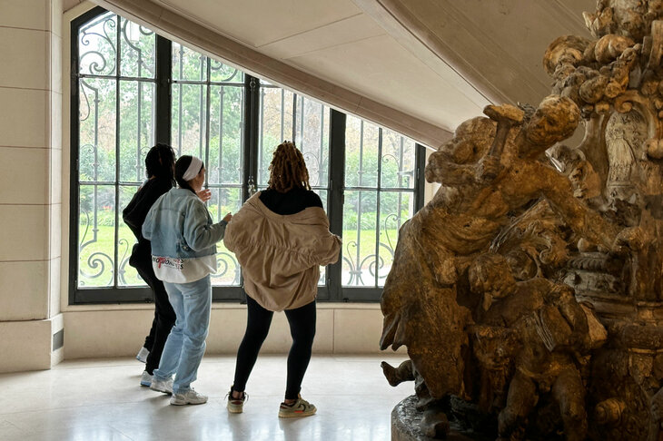 1900年パリ万博のために建てられたプティ・パレ。美術館の一角で、TikTok用と思われるダンスを繰り広げる女子3名。