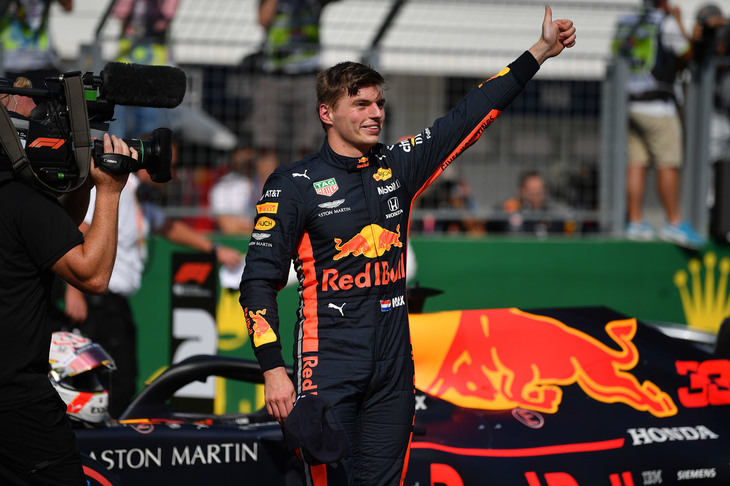 土曜日の予選、フェルスタッペン（写真）が93戦目にして初めてのポールポジションを獲得。セバスチャン・ベッテルが持つ最年少ポール記録の更新はならなかったが、それでもシャルル・ルクレール、フェルナンド・アロンソに次ぐ4番目の若さで勝ち取った悲願の予選P1。これでF1史上100人目のポールシッターが誕生したことになる。ホンダとしては、2015年からの「第4期」F1活動では初、2000～2008年の「第3期」を含めると3度目のポールだった。（Photo=Red Bull Racing）