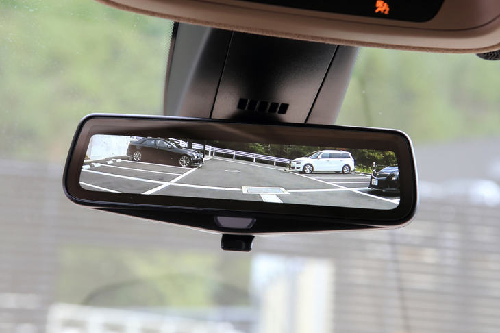 ドライバーに広い視界を提供するリアカメラミラーは、スイッチをオフにすることで、通常のルームミラーに戻すことも可能。