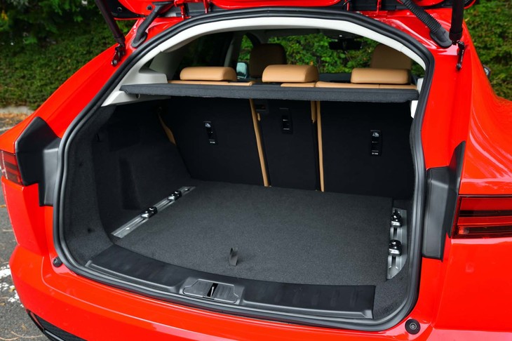 荷室は、ゴルフバッグやベビーカーを横置きに収納できるだけの幅（1311mm）が確保されている。5人乗車時の荷室奥行きは806mm。