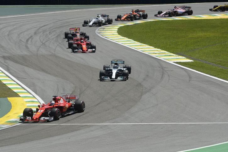 予選2番手のベッテル（写真先頭）がスタートでトップを奪い、2位ボッタス（その後ろ）らを従えて走行。（Photo=Ferrari）