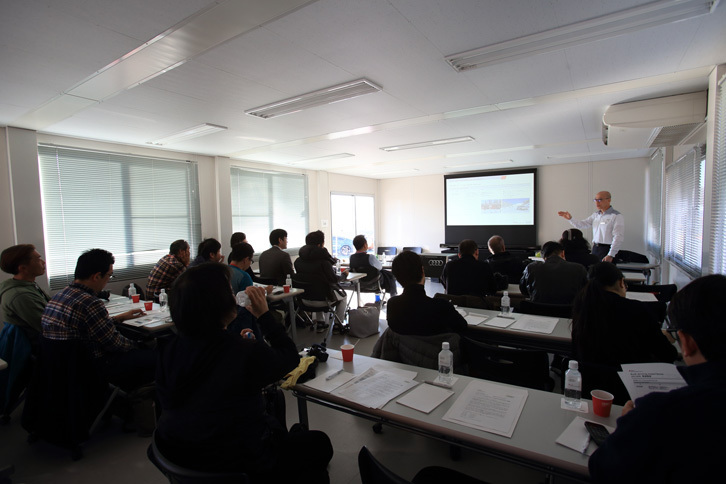 取材会にて、「アウディドライビングエクスペリエンス」の歴史を説明する田部さん。日本では2001年6月にローンチされ、翌2002年に、女神湖にて氷結路の走行プログラムが開催された。