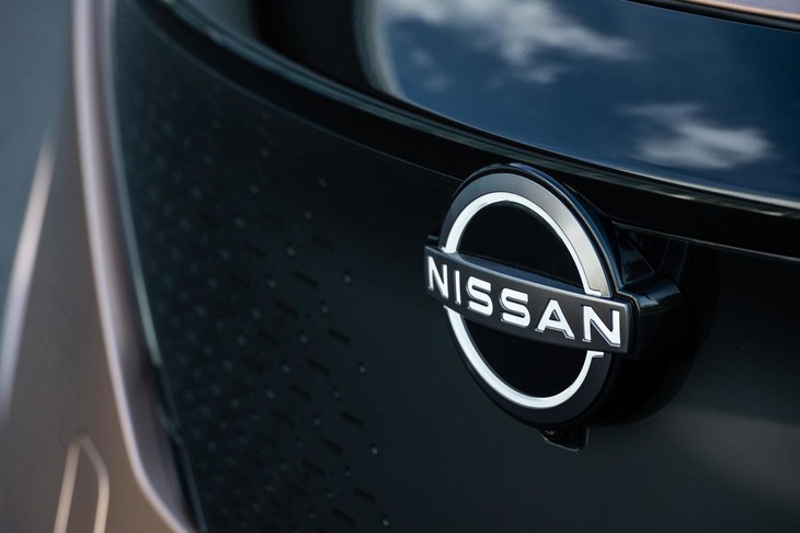 車体に装着された日産の新ロゴ。「アリア」に先駆けて、まず新型「ノート」（2020年11月デビュー）に採用された。