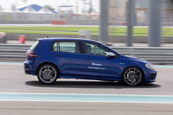 ドライブレーキングテストに臨む。制動距離の短さだけでなく、制動時の安定性も優れていた。