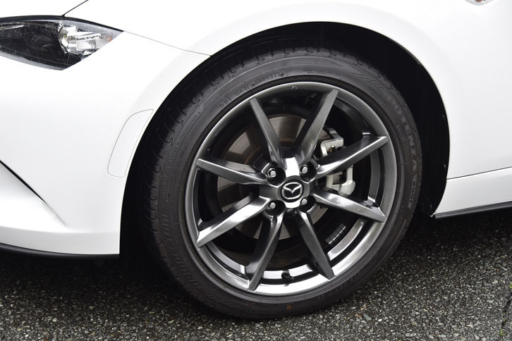 「VS」もタイヤサイズは205/45R17。銘柄も「RS」と同じ「ブリヂストン・ポテンザS001」だった。