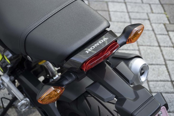 リアまわりは、小ぶりなLEDテールランプなどでシンプルにまとめられている。
