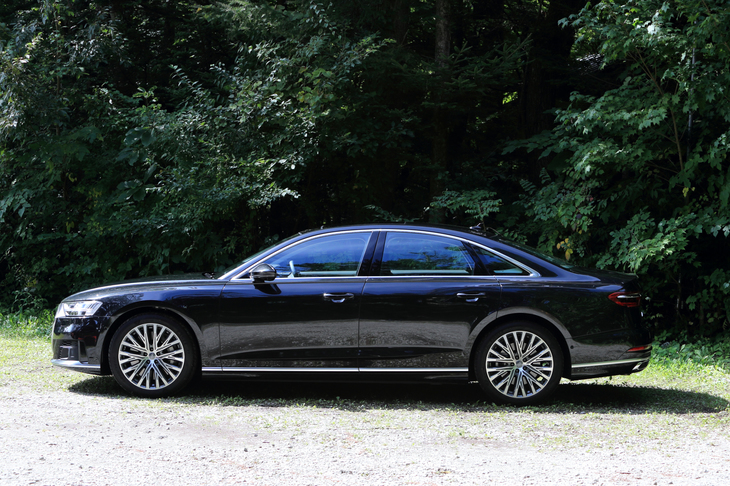 新型「A8」のボディーサイズは全長×全幅×全高＝5170×1945×1470mmで、ホイールベースは3000mm。先代モデルと大きくは変わらないものの、25mm長く、5mm狭く、5mm高くなり、ホイールベースは10mm延びている。