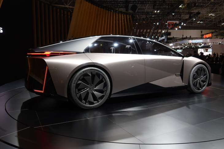 「LF-ZC」のボディーサイズは全長×全幅×全高＝4750×1880×1390mmと公表される。ホイールベースは2980mm。