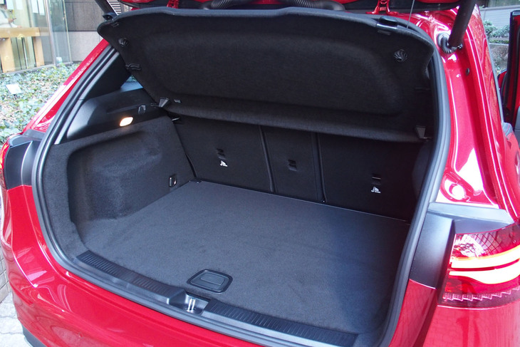 メルセデス・ベンツB200d（荷室）
