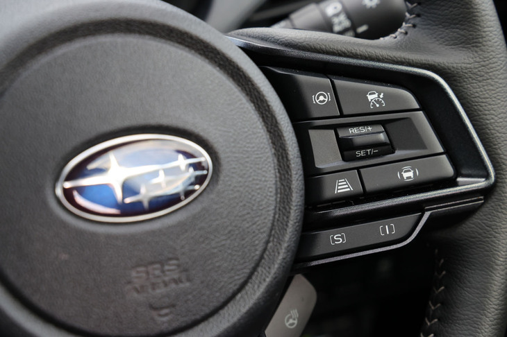 ステアリングホイールの右スポーク下部に、走行モード切り替えスイッチを配置。「インテリジェントモード（I）」では燃費に配慮した走りが、「スポーツモード（S）」ではより力強くリニアな加速が味わえる。