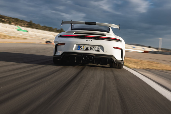 リアに搭載されるのは自然吸気の4リッター水平対向6気筒エンジン。最高出力510PS、最大トルク450N・mを発生し、最高許容回転数は9000rpmだ。